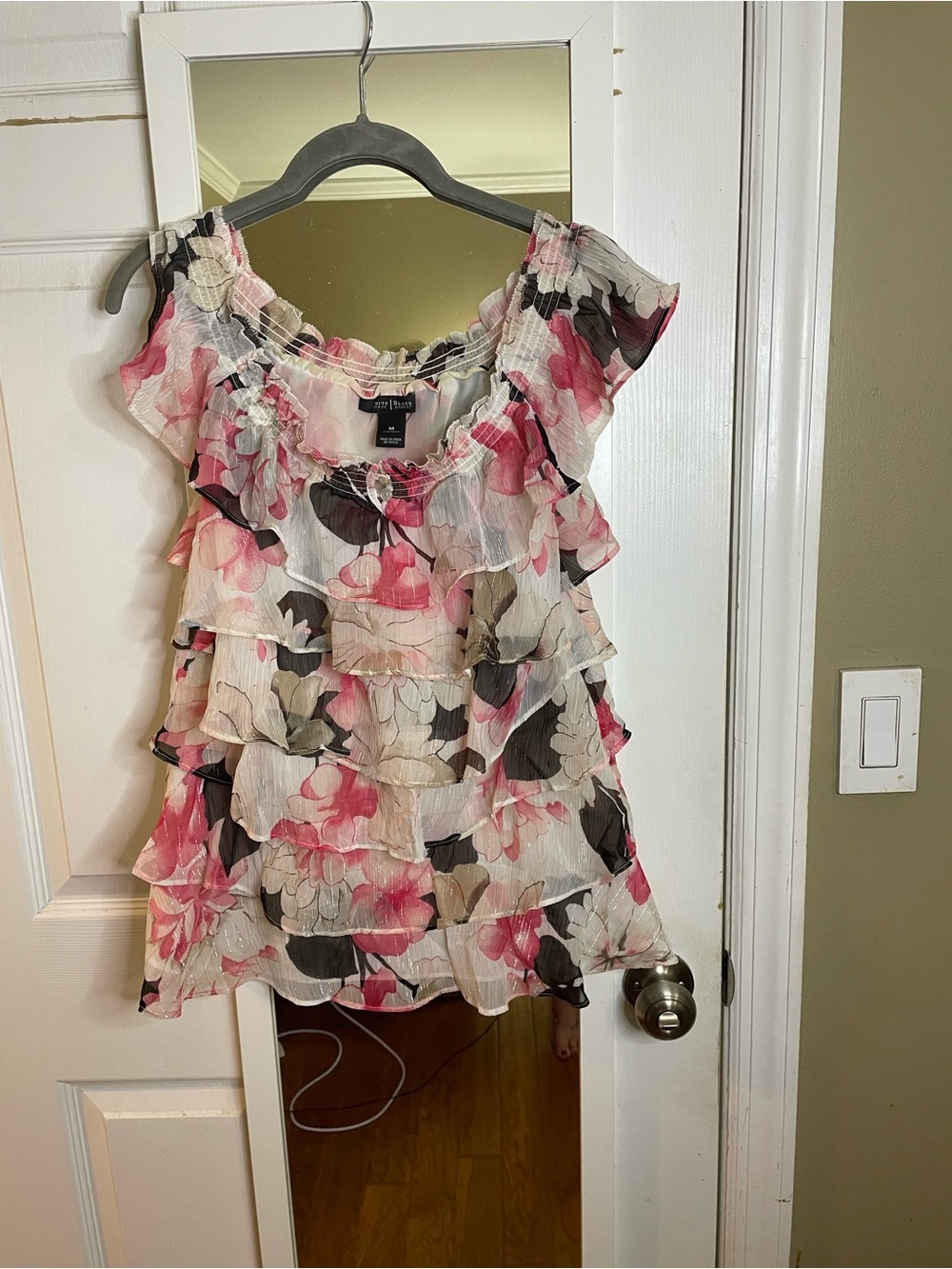 White House Black Market Floral Metallic Tiered Ruffle Top M